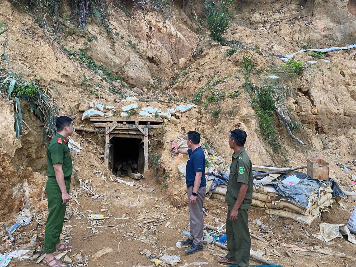 Công an TP Đà Nẵng phát hiện dấu hiệu khai thác vàng trái phép ở xã Thạnh Bình. (Ảnh Công an cung cấp)