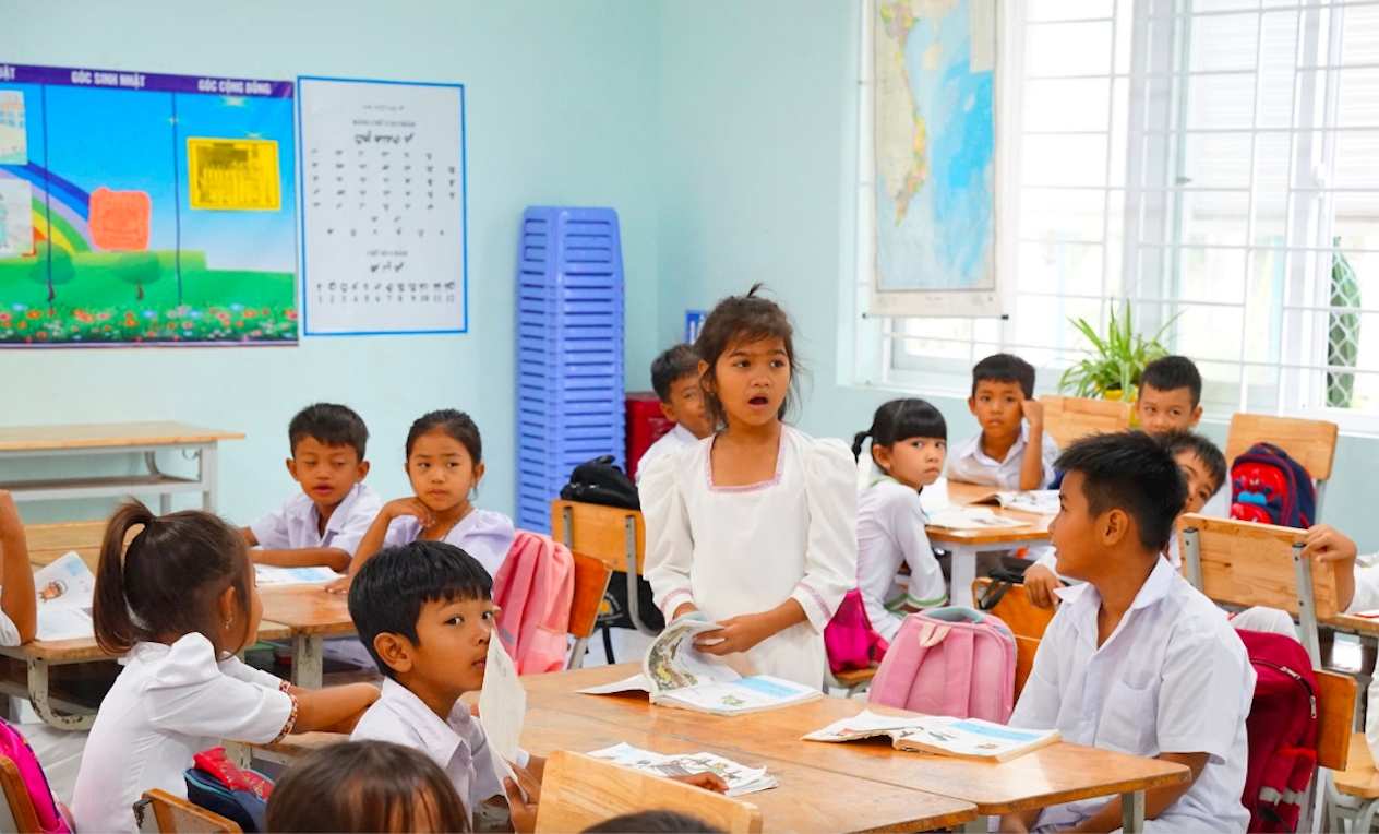 Các em học sinh người Chăm hăng say học tiếng mẹ đẻ. (Ảnh: S.C)