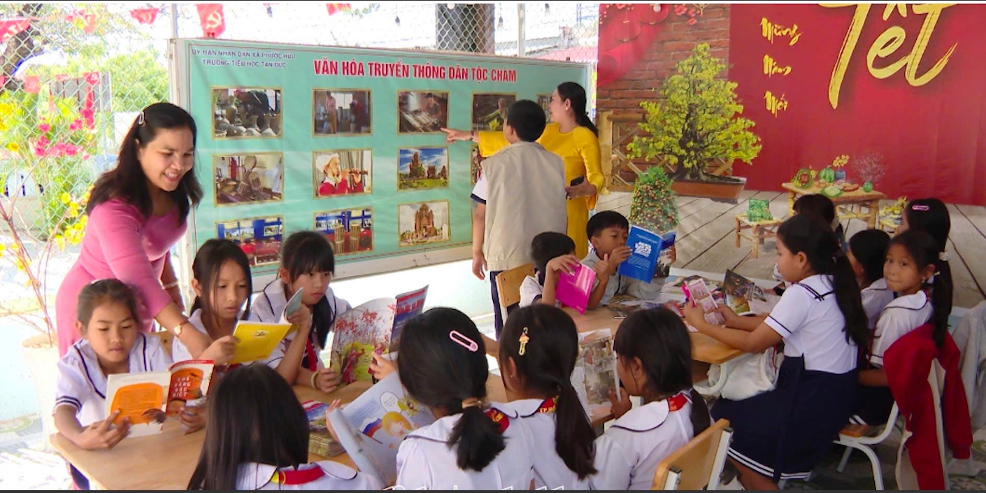 Để giúp các em học sinh dễ học, dễ nhớ tiếng Chăm, giáo viên thường dùng những hình ảnh trực quan, sinh động . (Ảnh: S.C)