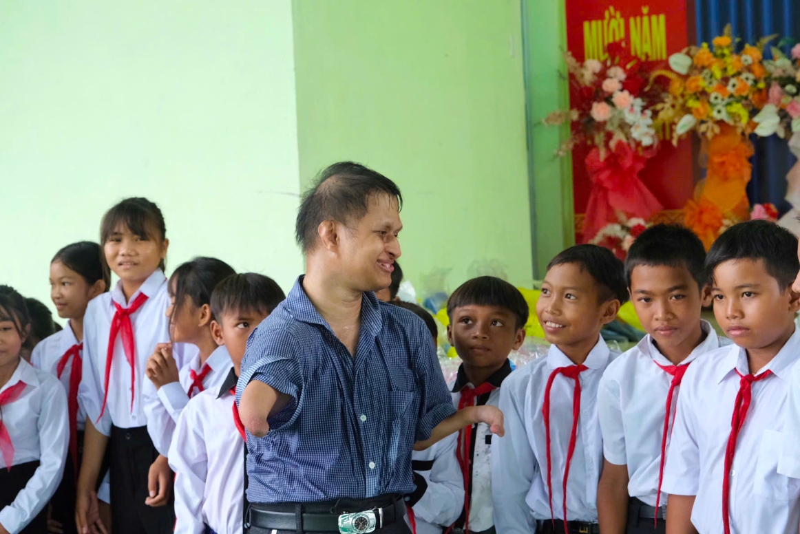 Tuy hoàn cảnh rất khó khăn nhưng Nay Djruêng vẫn luôn lạc quan để truyền năng lượng tích cực cho các em học sinh tự tin vươn lên trong cuộc sống. (Ảnh: NVCC)