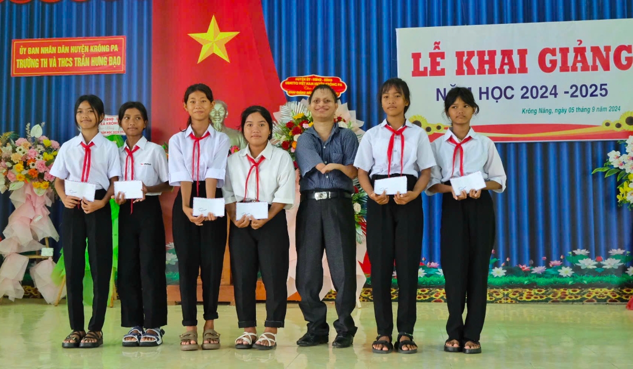 Nay Djruêng mong muốn ngày càng nhiều những em học sinh có hoàn cảnh khó khăn được hỗ trợ để đến trường. (Ảnh: NVCC)