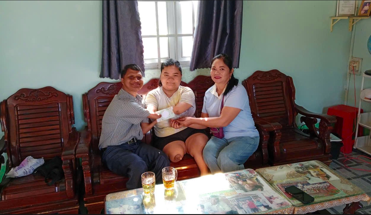 Nay Djruêng tặng quà cho một hoàn cảnh khuyết tật khó khăn (Ảnh: NVCC)