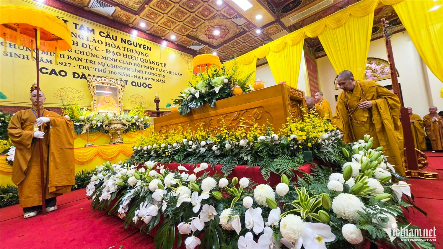 Kim quan Trưởng lão Hòa thượng được an trí tại Giác linh đường chùa Thánh Long