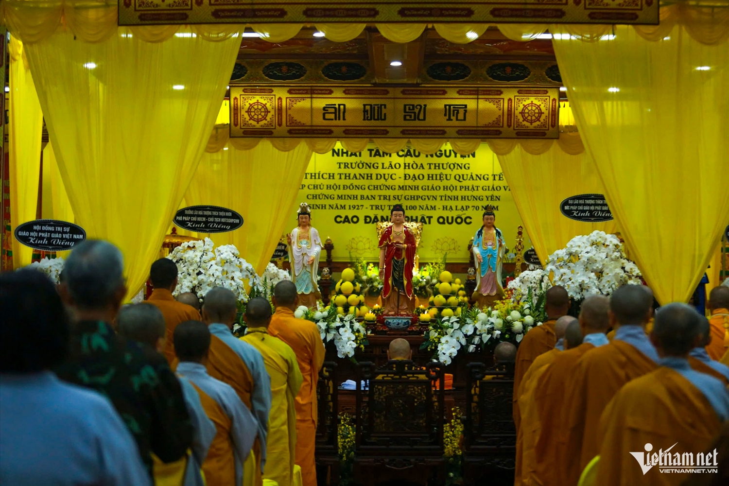 Môn đồ pháp quyến đảnh lễ thọ tang