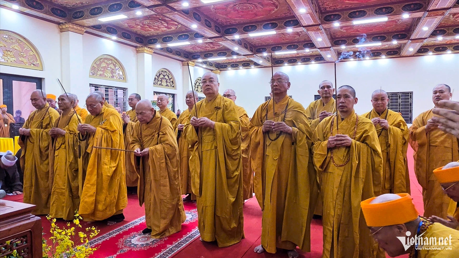 Trưởng lão Hòa thượng Thích Thiện Nhơn và chư tôn đức Hội đồng chứng minh, Hội đồng trị sự kính viếng