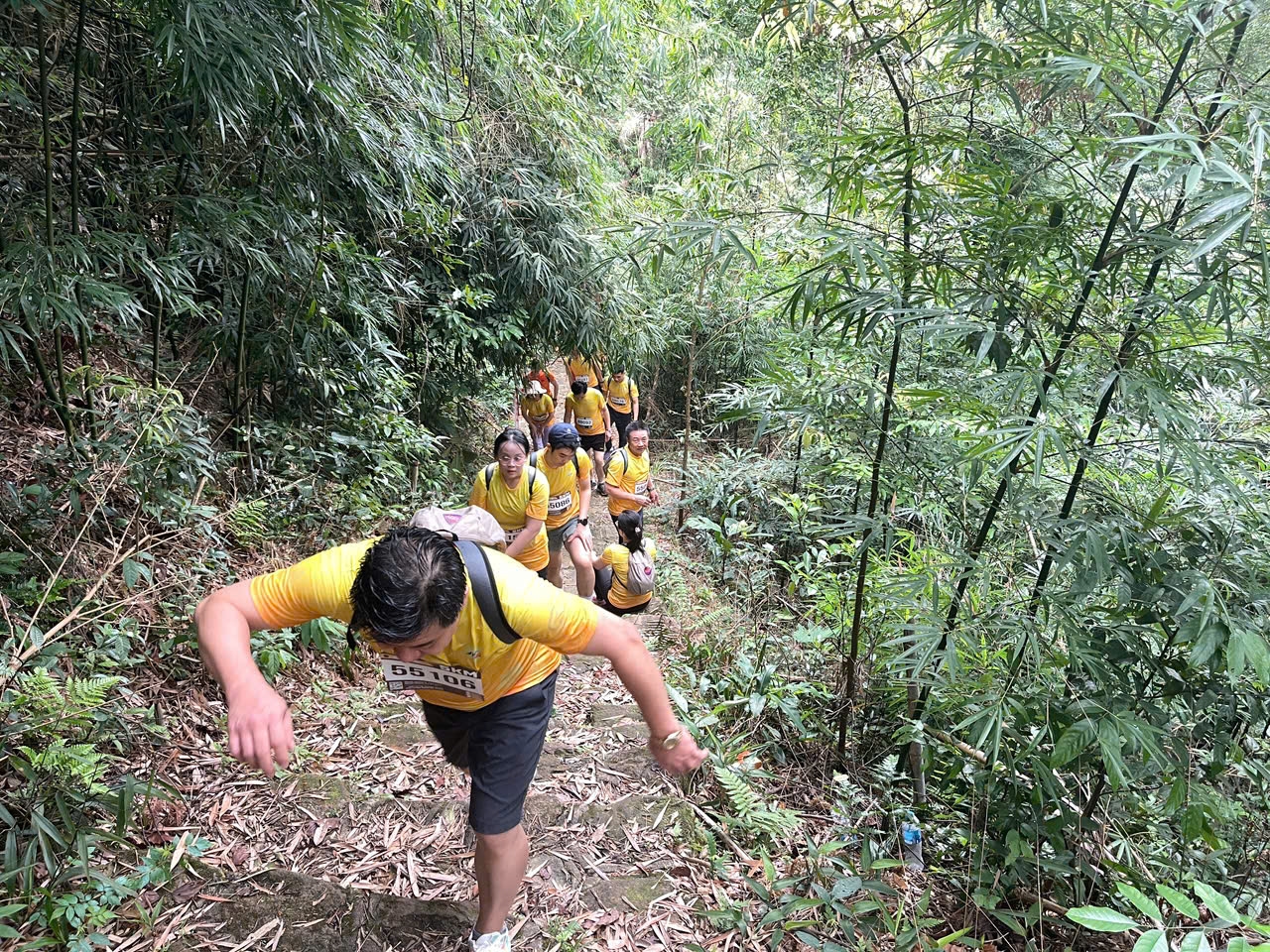 Trên cung đường leo núi dài từ 5km đến 8km, các vận động viên phải chinh phục những dốc đá tự nhiên