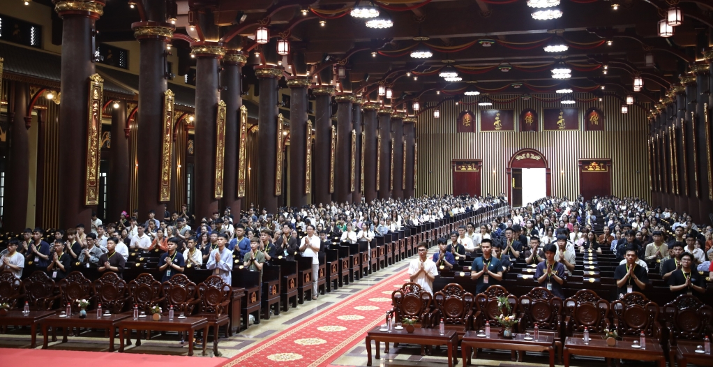 Đông đảo tăng ni, Phật tử, Nhân dân, du khách tưởng niệm 696 năm ngày Đệ Nhị tổ Pháp Loa nhập niết bàn