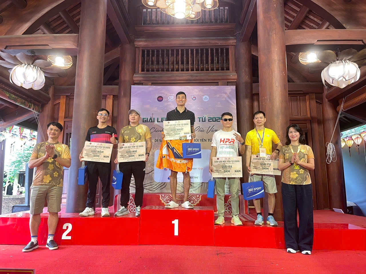 Ban tổ chức trao cho các vận động viên xuất sắc nhất ở cự ky 5km và 8km