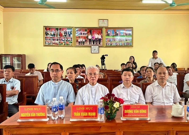 Các đại biểu dự buổi lễ.