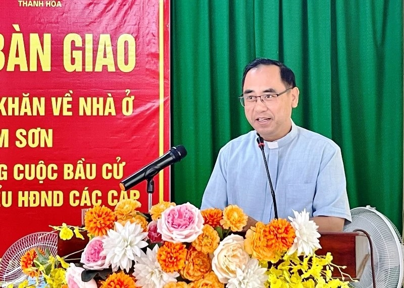 Linh mục Nguyễn Văn Thường, Giám đốc Caritas Thanh Hóa, phát biểu chia sẻ tại buổi lễ bàn giao nhà.
