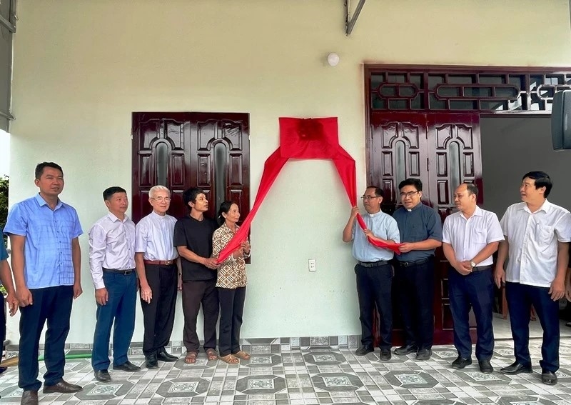 Các đại biểu thực hiện nghi thức khánh thành nhà mới cho hộ gia đình ông Vũ Văn Diệu, ở tổ dân phố Đại Lợi.