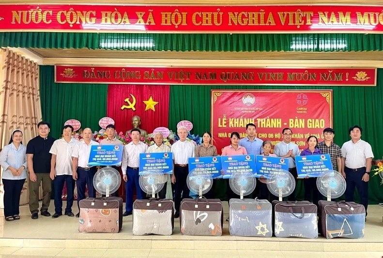 Đại diện Ủy ban MTTQ tỉnh, Ủy ban Đoàn kết Công giáo tỉnh, Caritas Thanh Hóa trao kinh phí hỗ trợ xây nhà Đại đoàn kết cho các hộ.