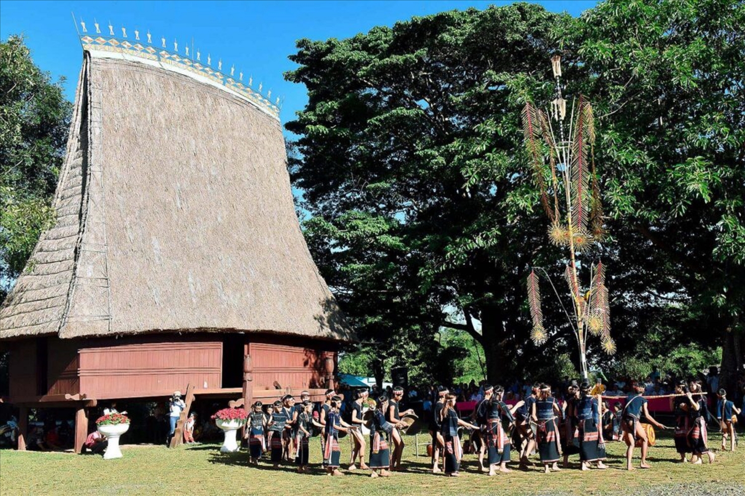 Người dân Plei Ơp giữ nguyên văn hóa truyền thống Gia Rai ở phố núi Pleiku. 