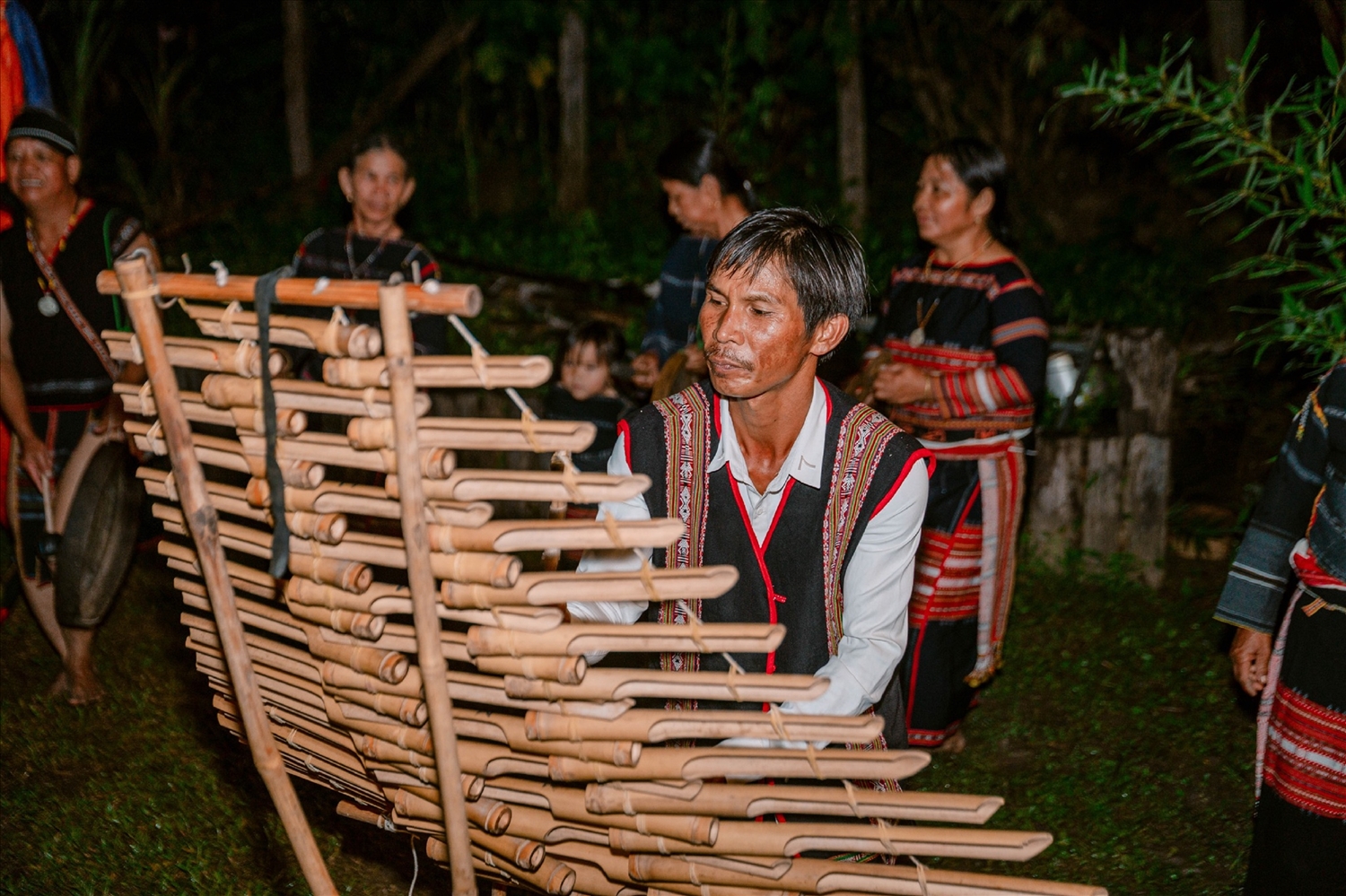 Vũ khúc đàn t’rưng của đồng bào Gia Rai ở làng cổ Plei Ơp.
