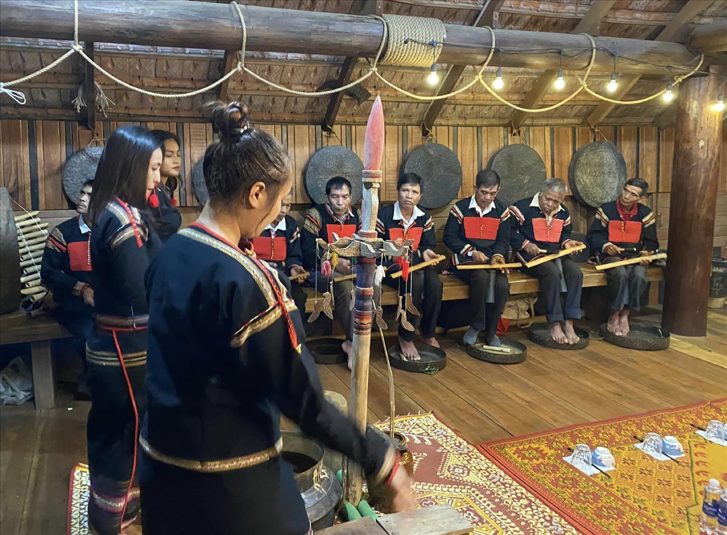 Những người dân ở buôn cổ Ako Dhong, tỉnh Đắk Lắk đang nỗ lực gìn giữ, phát huy giá trị văn hóa truyền thống.