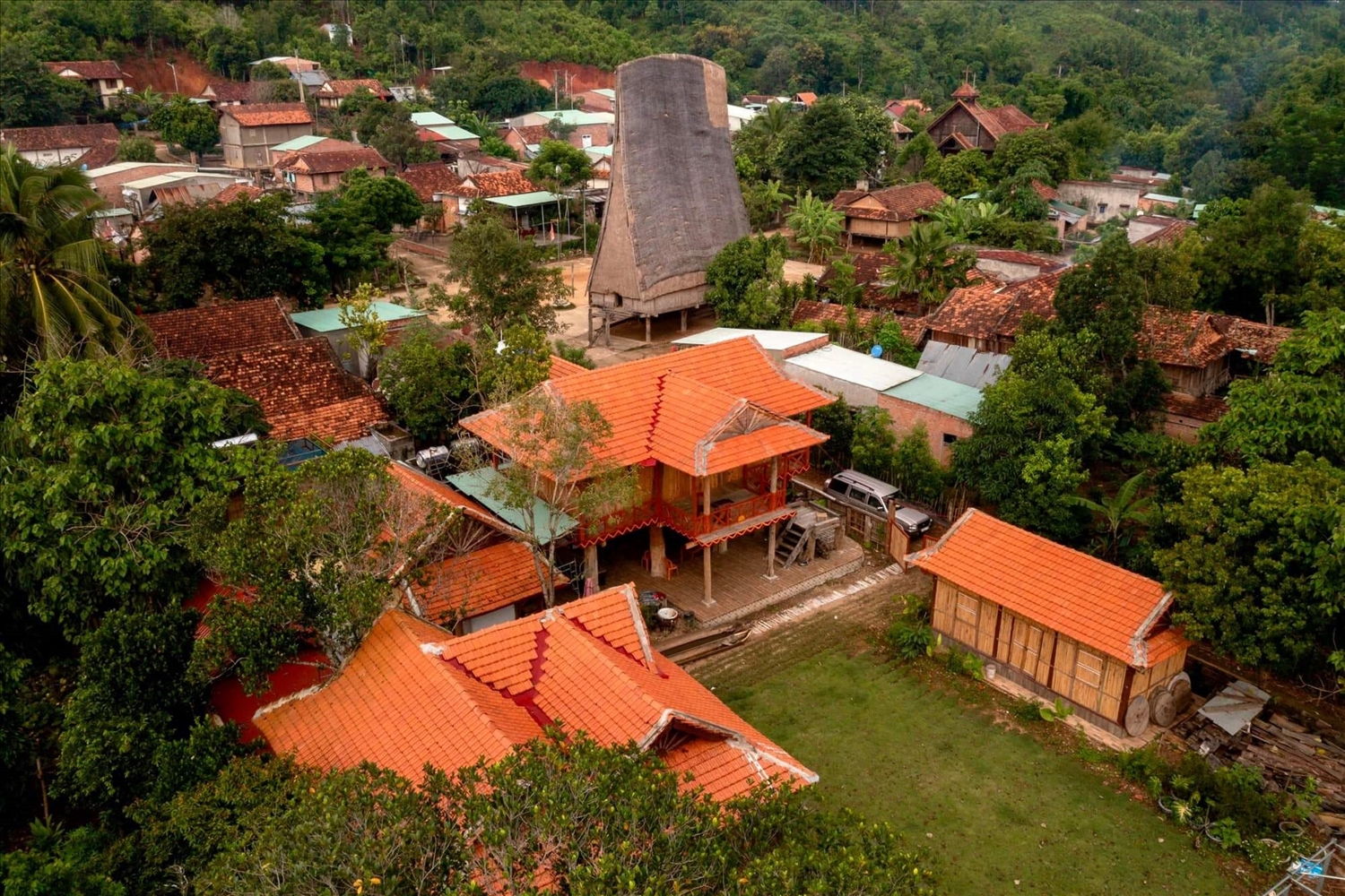 Buôn cổ Kon Ktu của người Bana ở Kon Tum vẫn giữ nguyên truyền thống kiến trúc “làng tròn” với mô hình các nhà đều xây dựng xung quanh nhà rông.