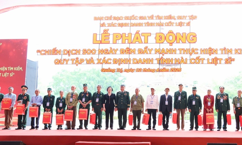 Phó Thủ tướng Phạm Thị Thanh Trà và Thượng tướng Nguyễn Văn Hiền, Thứ trưởng Bộ Quốc phòng tặng quà các gia đình chính sách - Ảnh: VGP/Thu Giang