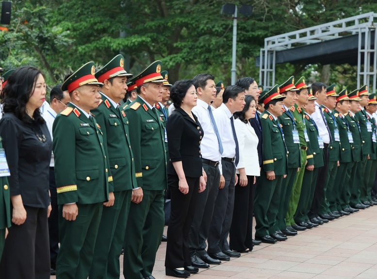 Phó Thủ tướng và các đại biểu tưởng niệm các Anh hùng liệt sĩ - Ảnh: VGP/Thu Giang