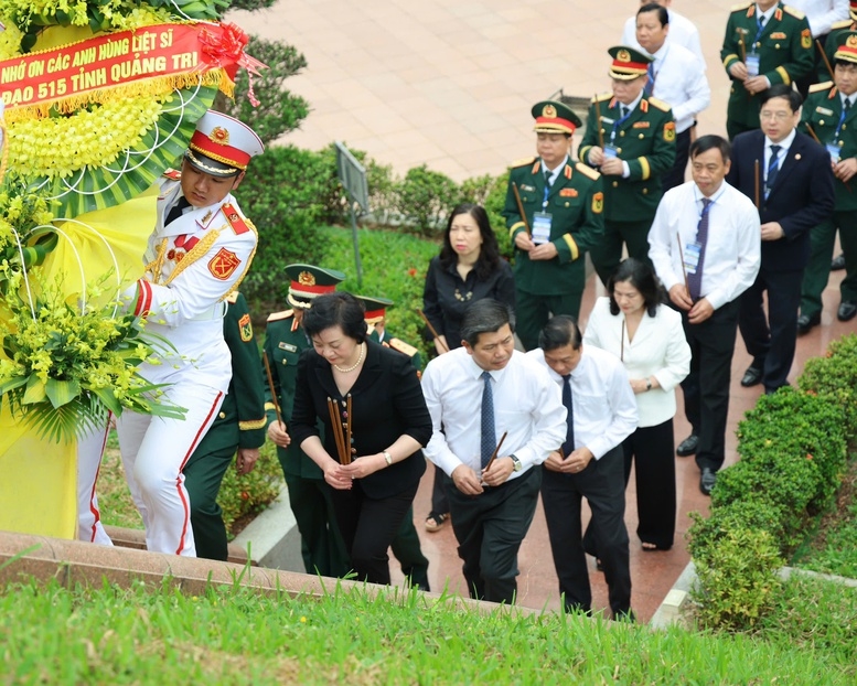 Phó Thủ tướng Phạm Thị Thanh Trà và đoàn công tác dâng hương tại Khu di tích quốc gia đặc biệt Thành cổ Quảng Trị - Ảnh: VGP/Thu Giang