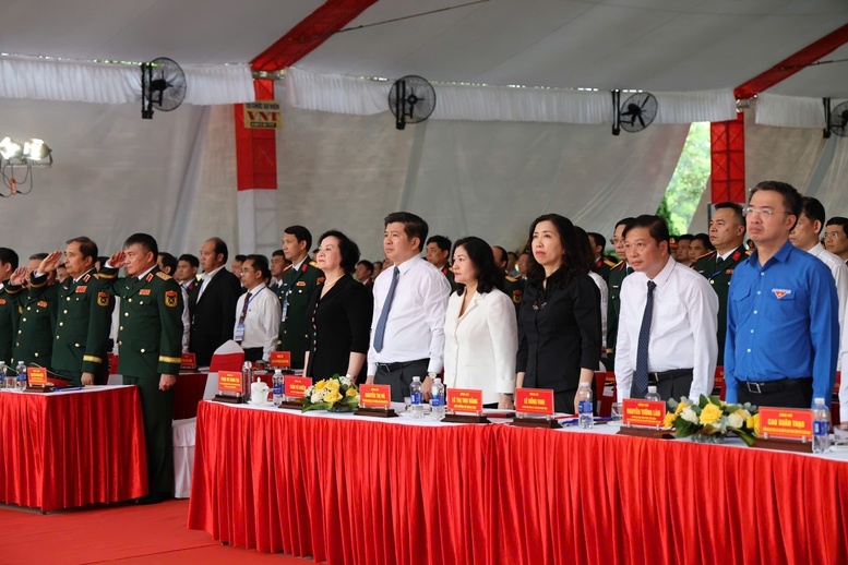 Phó Thủ tướng Phạm Thị Thanh Trà và đoàn công tác dâng hương tại Khu di tích quốc gia đặc biệt Thành cổ Quảng Trị - Ảnh: VGP/Thu Giang