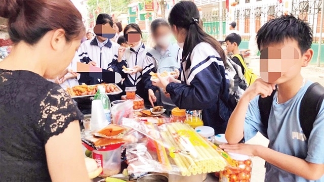 Nghị định số 98 quy định, hành vi bán chất gây nghiện, thực phẩm không bảo đảm an toàn cho trẻ em bị phạt tới 40 triệu đồng (Ảnh TL).