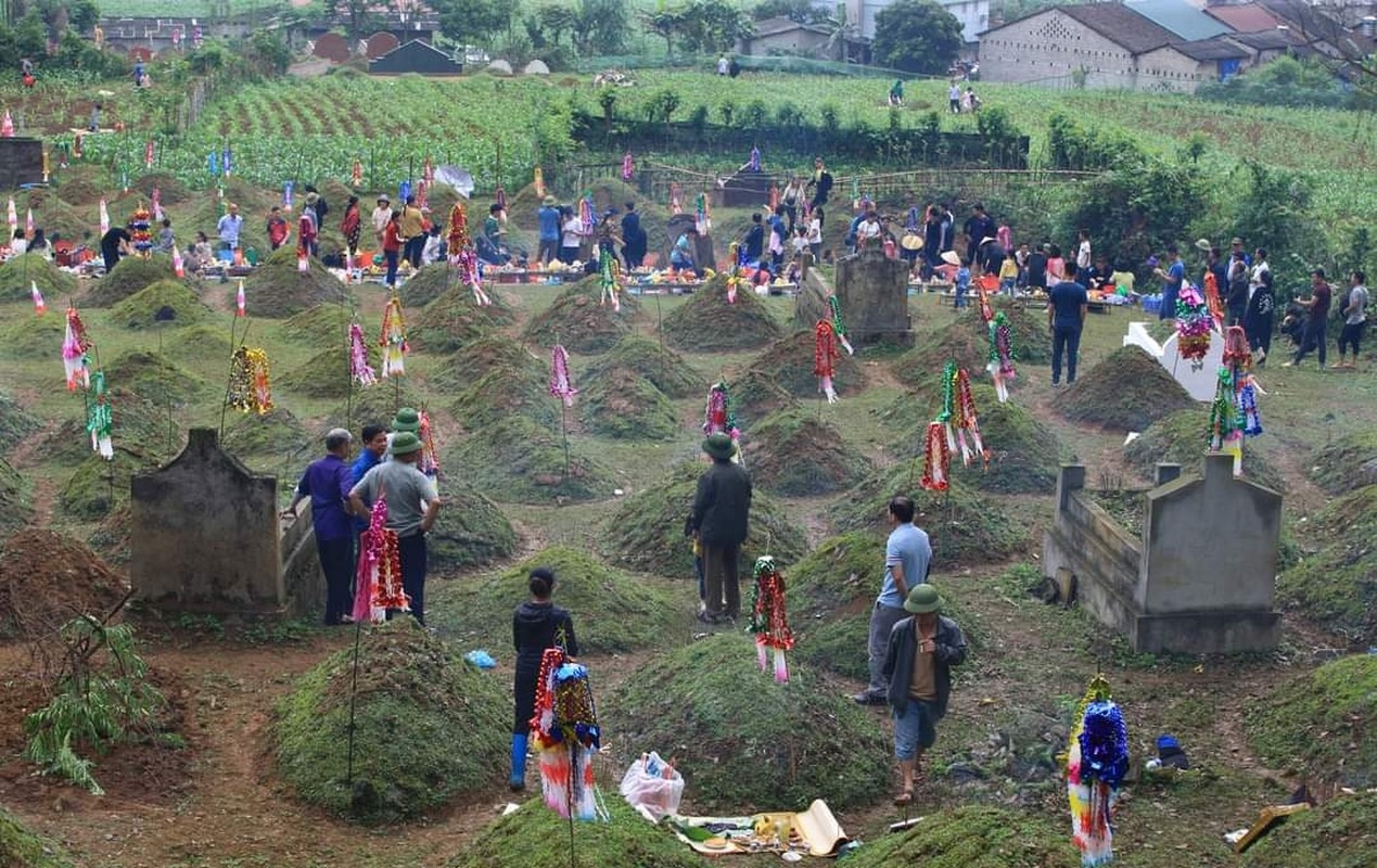 Vào ngày tết Thanh minh con cháu sửa sang lại mộ phần ông bà tổ tiên (hay còn gọi là tục tảo mộ) cũng là dịp quây quần, sum họp gia đình