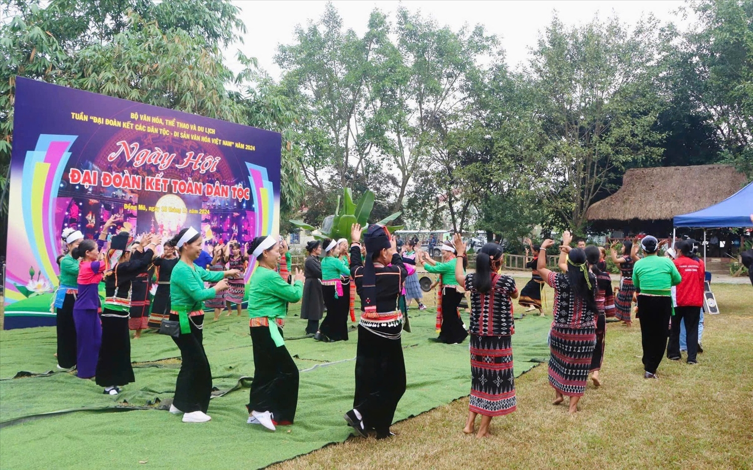 Đại đoàn kết là di sản quý báu của truyền thống văn hóa Việt Nam. Trong suốt tiến trình dựng nước và giữ nước, mỗi bước ngoặt lịch sử đều ghi dấu sức mạnh của sự chung sức, đồng lòng của toàn dân tộc. Ảnh: HS