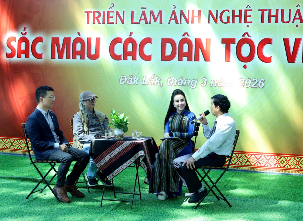 Các nghệ sĩ nhiếp ảnh tại tọa đàm Cảm hứng sáng tác về bản sắc các dân tộc Việt Nam