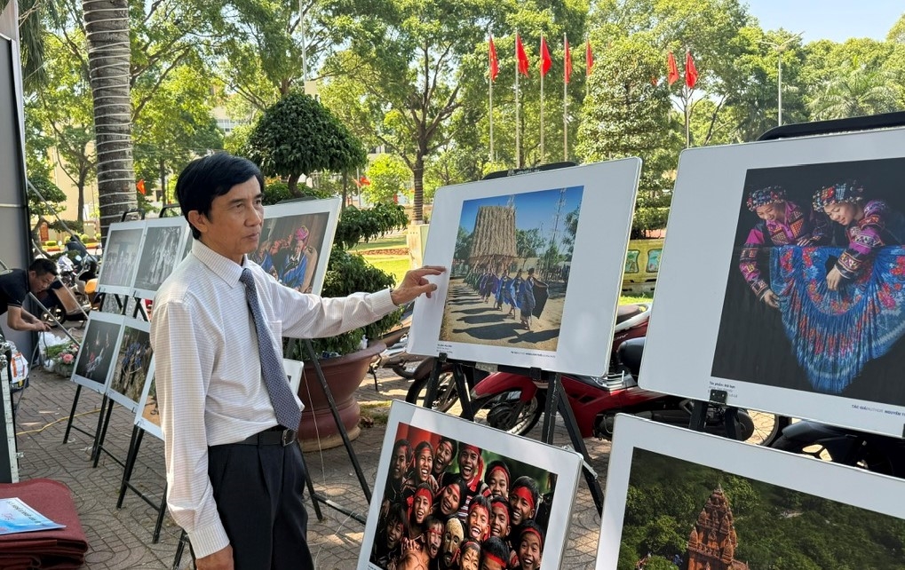 Nghệ sĩ nhiếp ảnh Trần Phong ngắm các tác phẩm ảnh nghệ thuật về bản sắc văn hóa