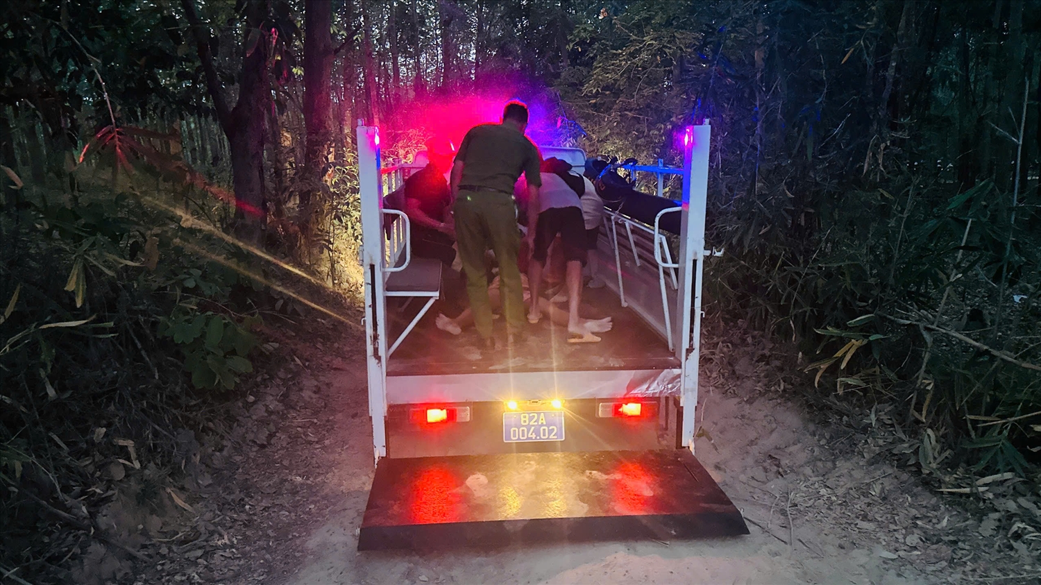 Công an xã Kon Braih đưa nạn nhân lên xe ô tô của đơn vị để đi cấp cứu