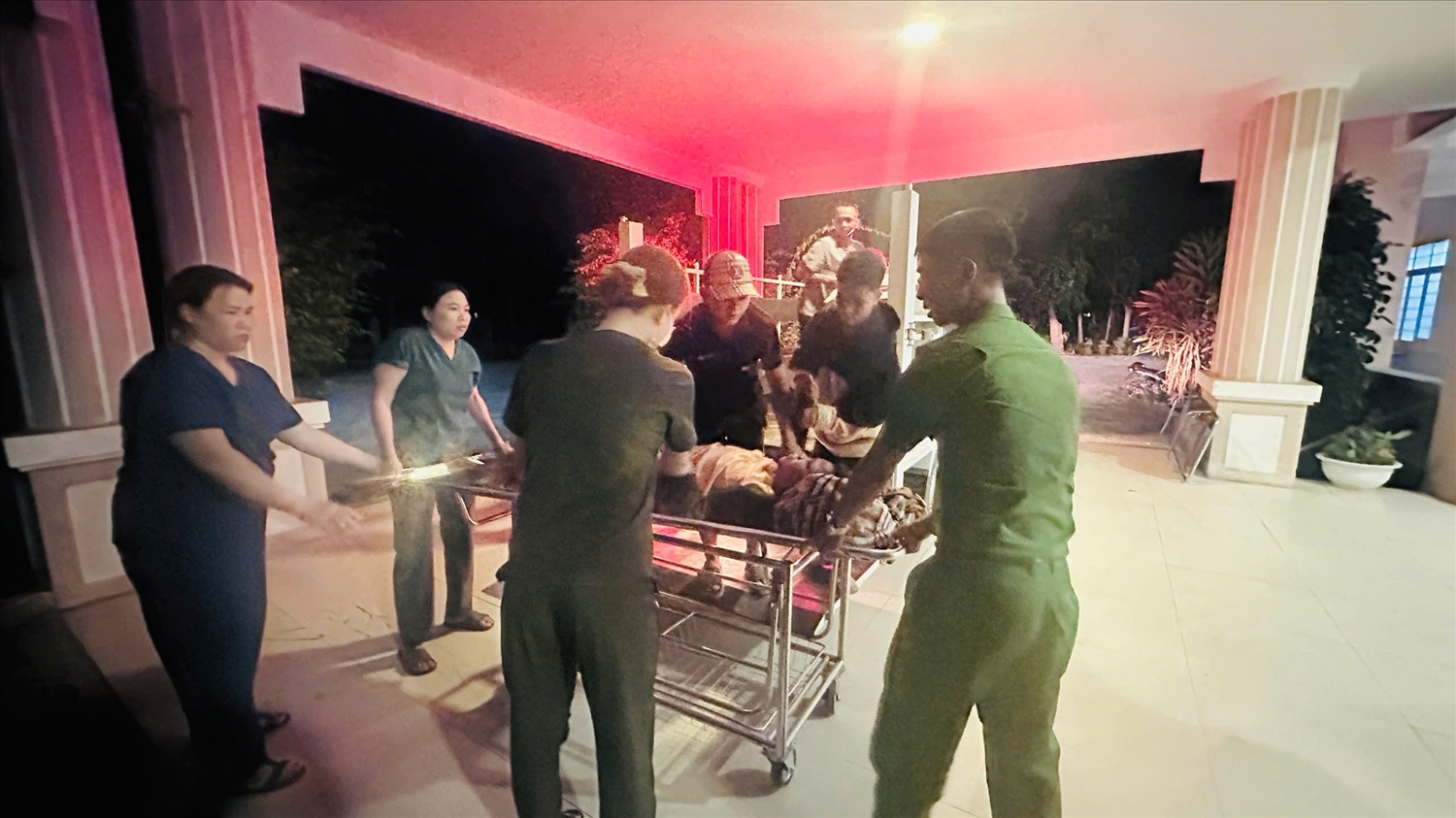 Nạn nhân được đưa đến Trung tâm Y tế Kon Rẫy cấp cứu kịp thời, hiện tại tình trạng sức khoẻ đã ổn định 