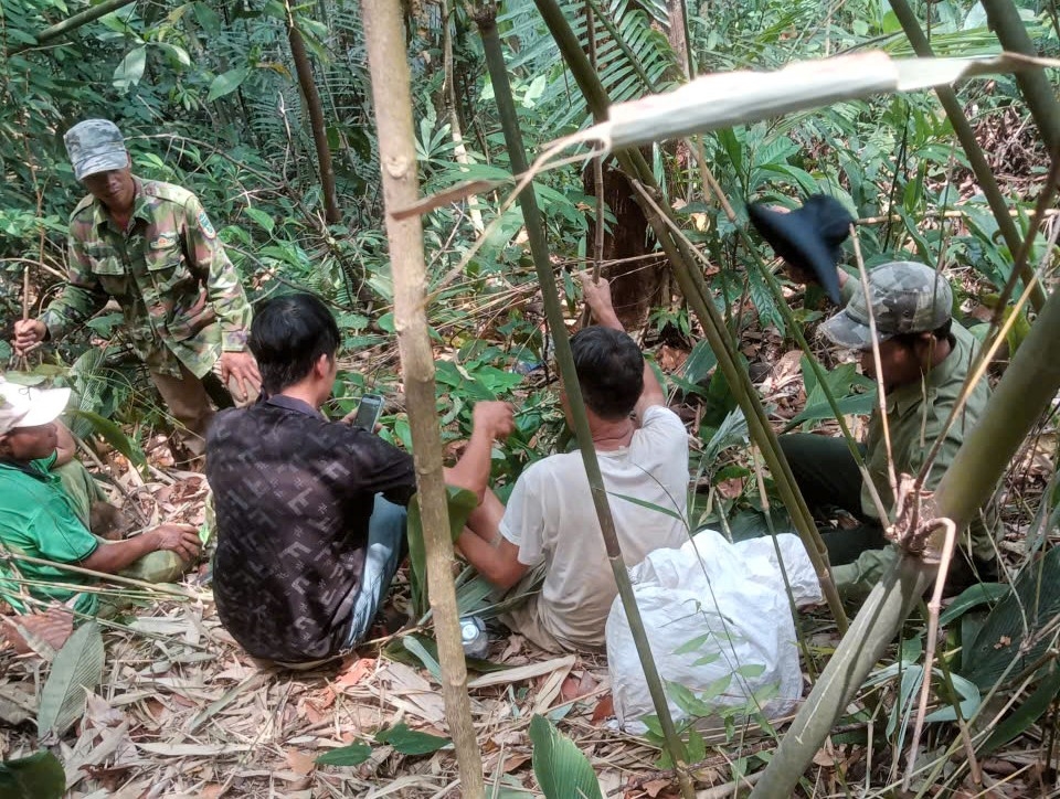Dân làng Ba Rờ Gốc tìm thấy cụ ông Trần Quang bị lạc trong rừng