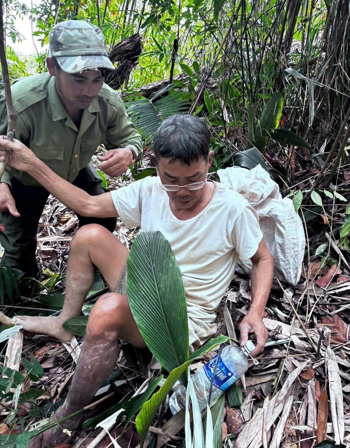 Khi tìm thấy, dân làng Ba Rờ Gốc đã tiếp nước cho cụ ông Trần Quang 