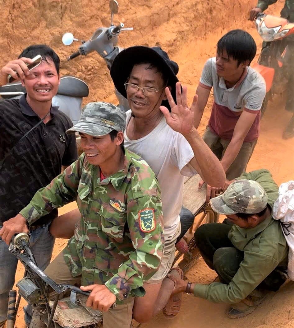 Dân làng Ba Rờ Gốc đưa ông Trần Quang từ rừng trở về nhà