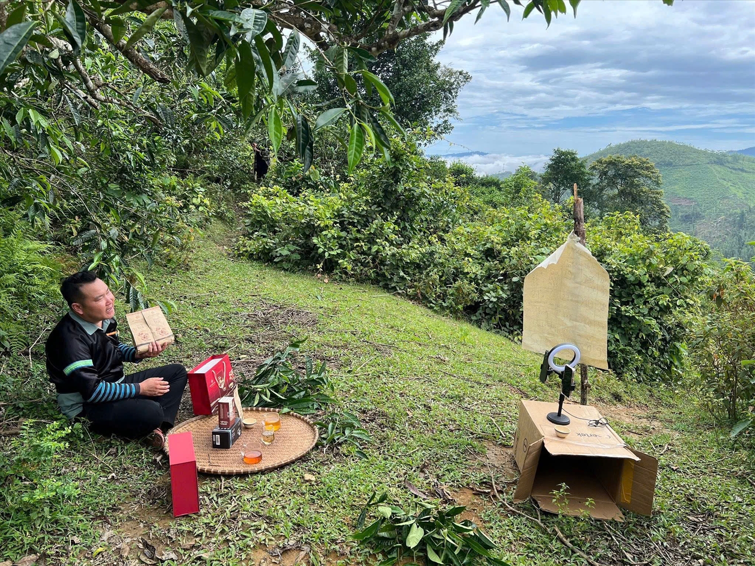 A Tủa trong một phiên Livestream ban hàng nông sản (Ảnh Trọng Bảo)