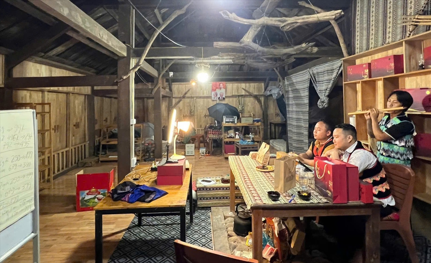 Chuyển đổi số ở vùng cao Lào Cai đang hiện hữu ở từng nương đồi, từng mái nhà của bà con DTTS (Ảnh Trọng Bảo)