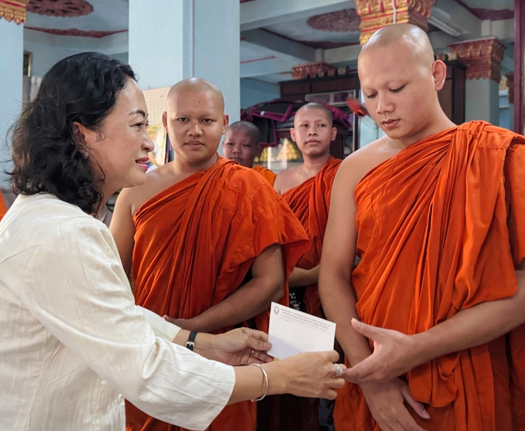  Phó Chủ tịch Hội đồng Dân tộc của Quốc hội Trần Thị Hoa Ry trao quà chúc Tết các vị chư tăng tại chùa Cù Lao