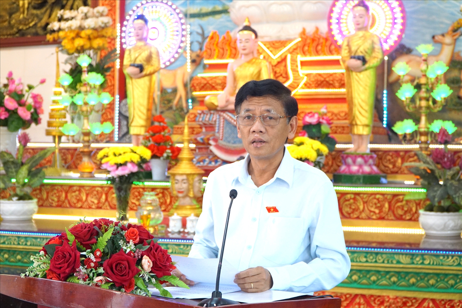 Chủ tịch Hội đồng Dân tộc Lâm Văn Mẫn phát biểu chúc Tết Hội Đoàn kết sư sãi yêu nước tỉnh Cà Mau, các vị sư chùa Monivongsa và đồng bào Khmer 