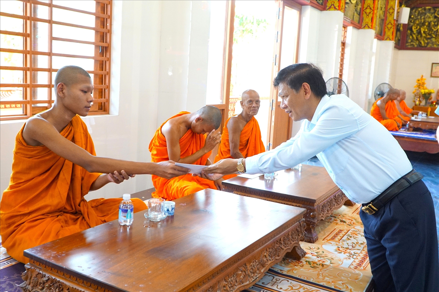 Chủ tịch Hội đồng Dân tộc Lâm Văn Mẫn trao quà tới các sư