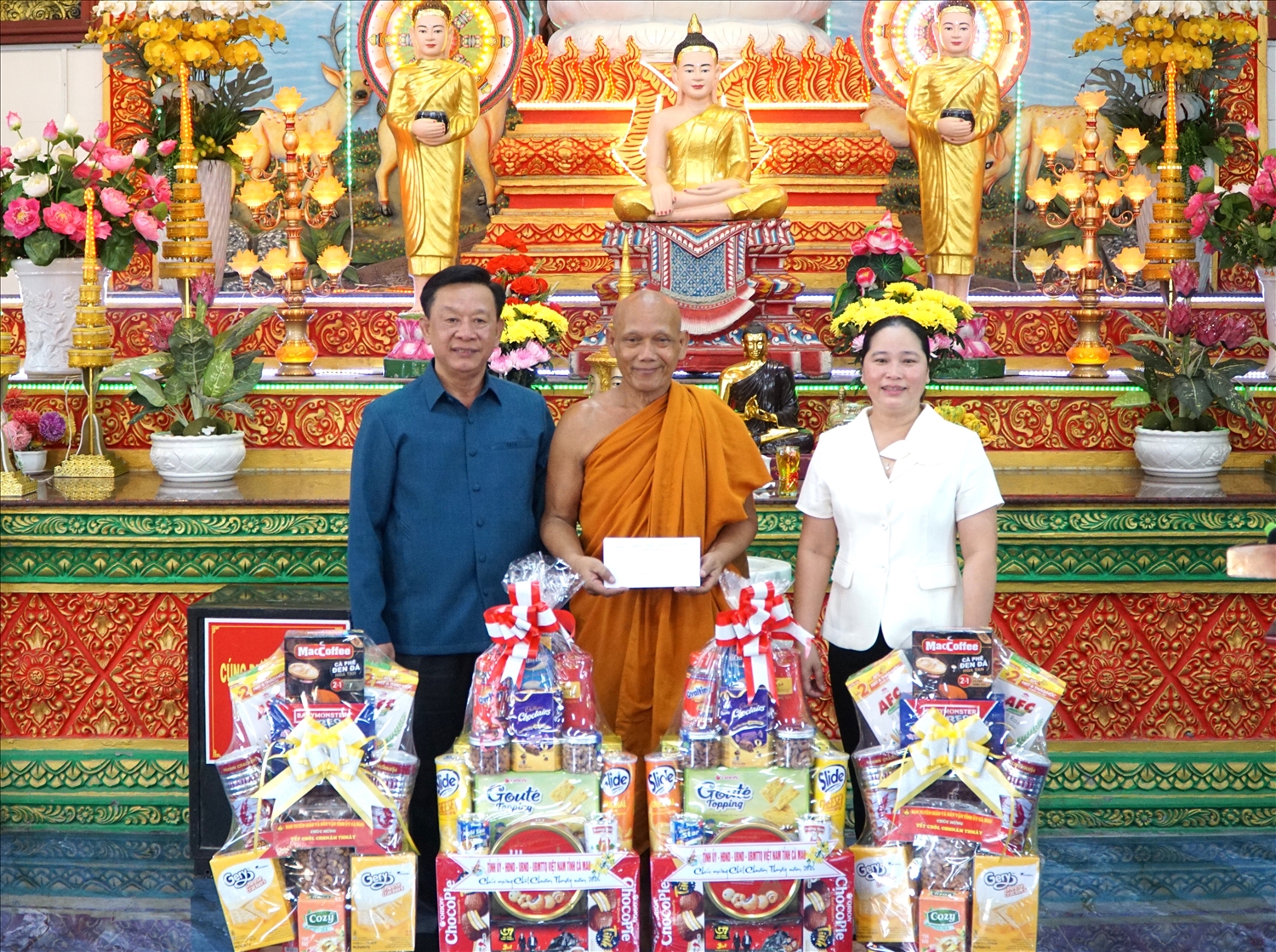 Ông Hồ Trung Việt, Trưởng Ban Tuyên giáo và Dân vận Tỉnh ủy và bà Nguyễn Thu Tư, Giám đốc Sở Dân tộc và Tôn giáo tỉnh trao quà chúc tết tới Hội ĐKSS yêu nước tỉnh Các Mau