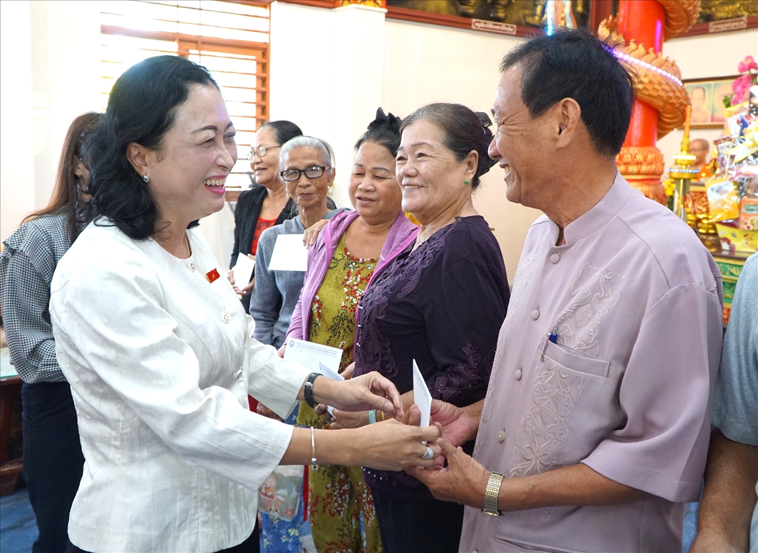 Bà Trần Thị Hoa Ry, Phó Chủ tịch Hội đồng Dân tộc, trao quà tới các hộ gia đình dân tộc Khmer tiêu biểu