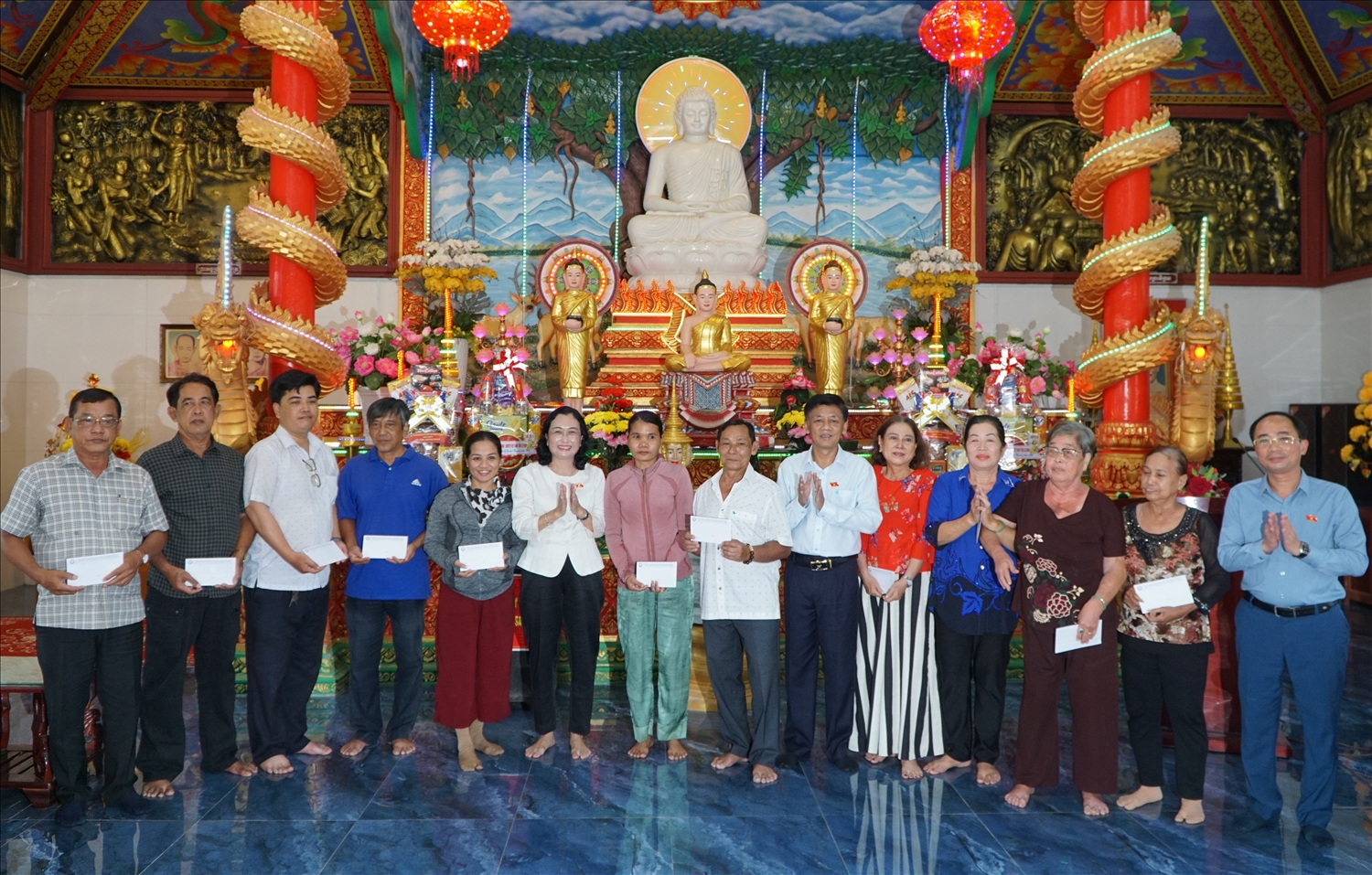 Đoàn công tác trao quà tới các hộ gia đình Khmer tiêu biểu