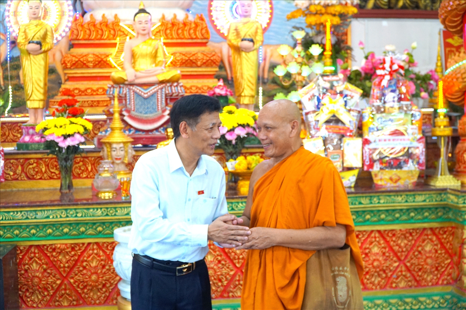 Ông Lâm Văn Mẫn, Ủy viên Ban Chấp hành Trung ương Đảng, Ủy viên Ủy ban Thường vụ Quốc hội, Chủ tịch Hội đồng Dân tộc làm Trưởng đoàn đã đến thăm, chúc Tết Hội Đoàn kết sư sãi yêu nước tỉnh Cà Mau và chùa Monivongsa