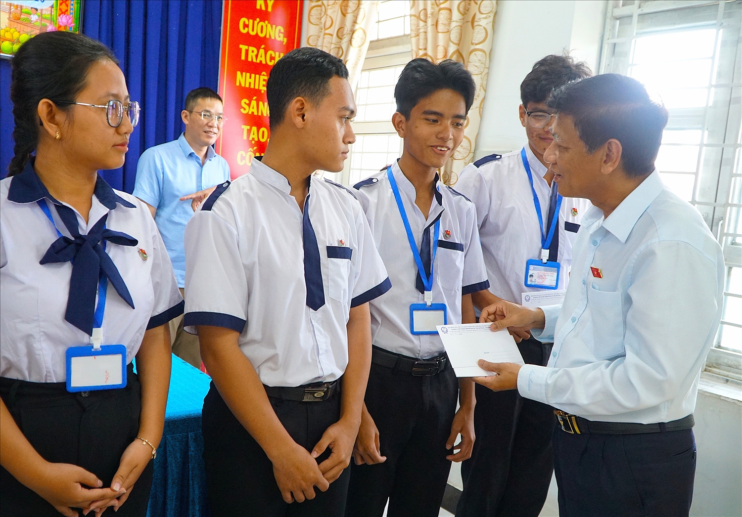 Chủ tịch Hội đồng Dân tộc của Quốc hội Lâm Văn Mẫn tặng quà mừng năm mới cho các em học sinh dân tộc Khmer tiêu biểu