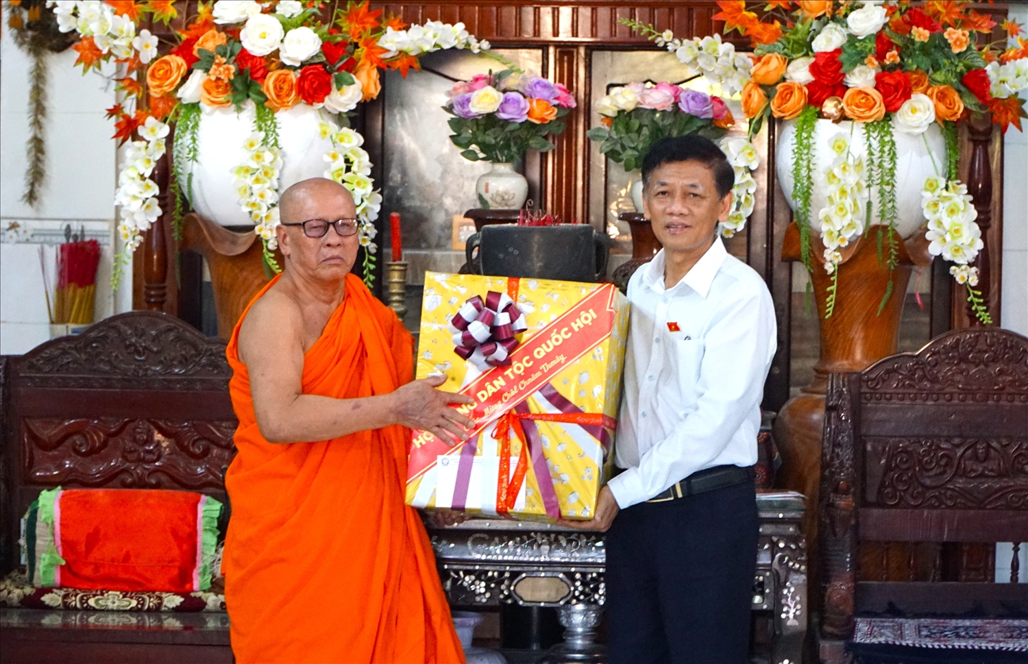 Chủ tịch Hội đồng Dân tộc của Quốc hội Lâm Văn Mẫn chúc mừng tết Chôl Chnăm Thmây và tặng quà Ban Quản trị chùa Cù Lao