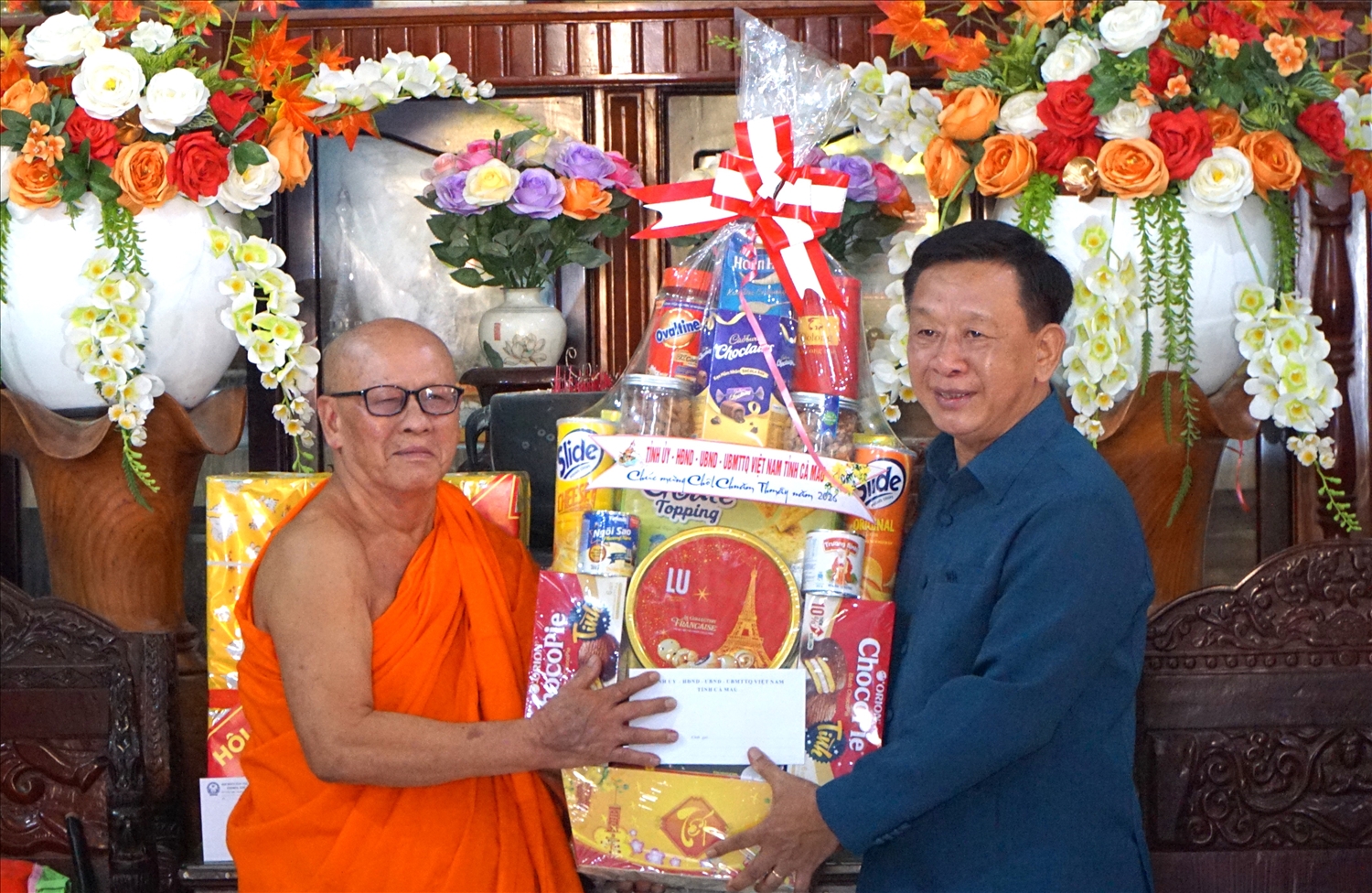 Trưởng ban Tuyên giáo và Dân vận Tỉnh uỷ Cà Mau Hồ Trung Việt trao quà chúc Tết của tỉnh tặng Ban Quản trị chùa Cù Lao