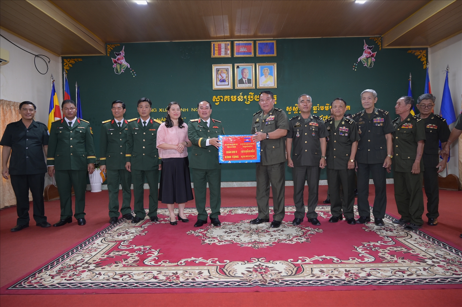 Thiếu tướng Nguyễn Văn Ngành – Ủy viên Ban Thường vụ Tỉnh ủy, Chỉ huy trưởng Bộ CHQS tỉnh An Giang trao tặng quà, thăm, chúc tết tại Bộ Tư lệnh Quân khu 3, Quân đội Hoàng gia Campuchia