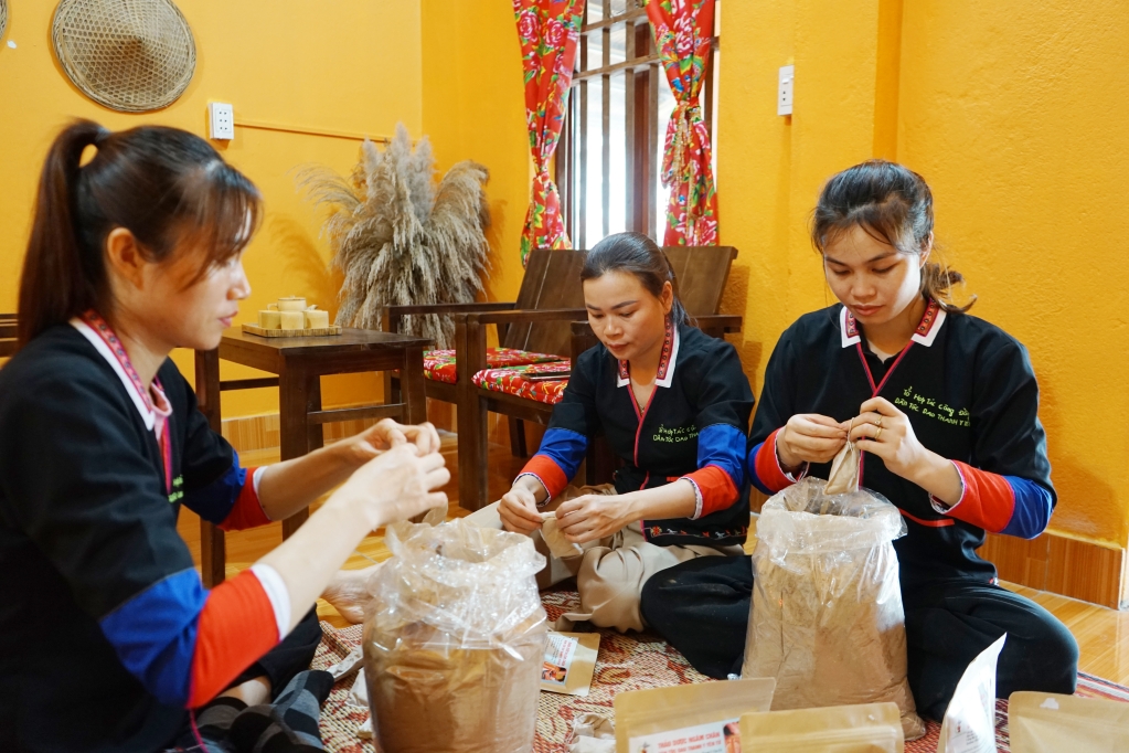 Chị Trương Thị Thanh Hương (ngồi giữa) đang livestream đóng thuốc ngâm, tắm của người Dao bản địa