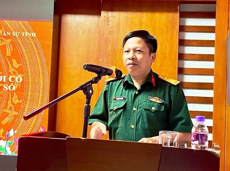 Trung tá Phạm Văn Trường, Phó Chủ nhiệm Chính trị, Bộ Chỉ huy Quân sự tỉnh truyền đạt chuyên đề tại hội nghị.