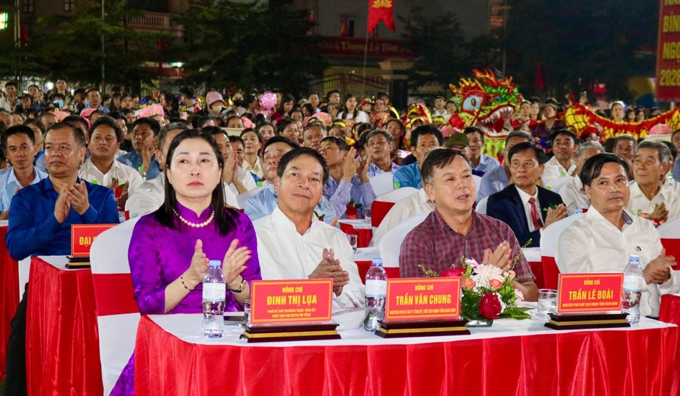 Các đại biểu dự khai mạc Lễ hội.